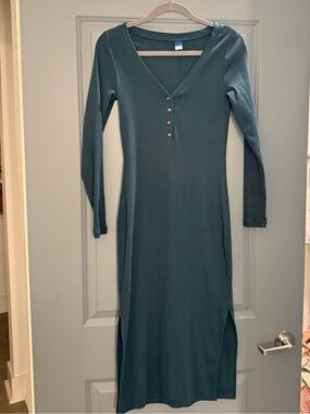 Long Sleeve V-Neck Green Maxi Dress with Button Detail